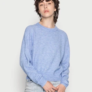 Stickad tröja från Vero Moda - Nytt pris 230! Använd endast fåtal gånger så den är i bra skick💕💕💕 (första bilden är från zalando, men i verkligheten är den mörkare blå) XS men passar S.