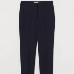 kostymbyxor - Säljer mina älskade kostymbyxor eftersom dom tyvärr är för små för mig nu. Använda ett fåtal gånger men har inga defekter. Ljuset på andra bilden gör så att det ser ut som att dom är smutsiga men det är dom inte. Dom är tvättade nyligen. Storlek 34 och längden är bra på mig som är 168 cm. Nypris 300, säljer dom för 100 kr + frakt💞