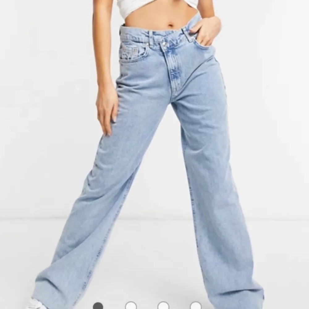 Säljer ett av mina favorit jeans ifrån Stradivarius som ej kommer till användning. Sparsamt använda, lite slitningar längst ner vid fötterna. Kan skicka bilder om det behövs. Det är avklippta men fortfarande långa i benen (jag är 161) köparen står för frakt💓. Jeans & Byxor.