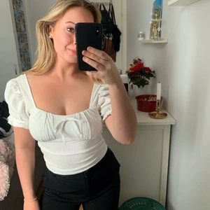 Vit topp från GinaTricot  - Söt topp från GinaTricot. 🤍  Storlek: S. Pris: 60 kr+ frakt 