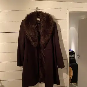 Säljer denna fina kappa med pälskrage! Köpt på second hand så i använt skick men väldigt snygg och varm 🤍 stl 42 men passar mig jättebra som är en 36-38 🧥