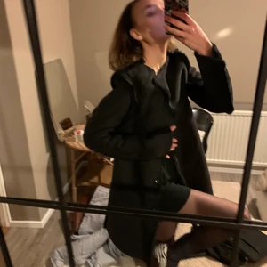 Mocka-jacka med lurvig innerfoder - Mocka-jacka med lurvig innerfoder samt detaljer. Köpt begagnad men i väldigt bra skick. 