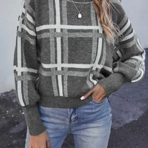 Stickad tröja  - Grå stickad tröja,köpare står för frakt😊