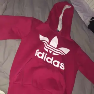 As snygg rosa Adidas hoodie i storlek XS, köpte av någon annan på plick men har knappt använt den.