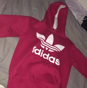 Adidas - As snygg rosa Adidas hoodie i storlek XS, köpte av någon annan på plick men har knappt använt den.