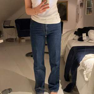 Mörkblåa weekday jeans i storlek 26/32 o sitter skitsnyggt. De är i modellen rowe o är raka i benen. Är i jättebra skick 