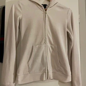 Vit Velour huvtröja - Vit velour huvtröja från Lindex, storlek Xs men skulle även passa S. Skriv för mer bilder💕