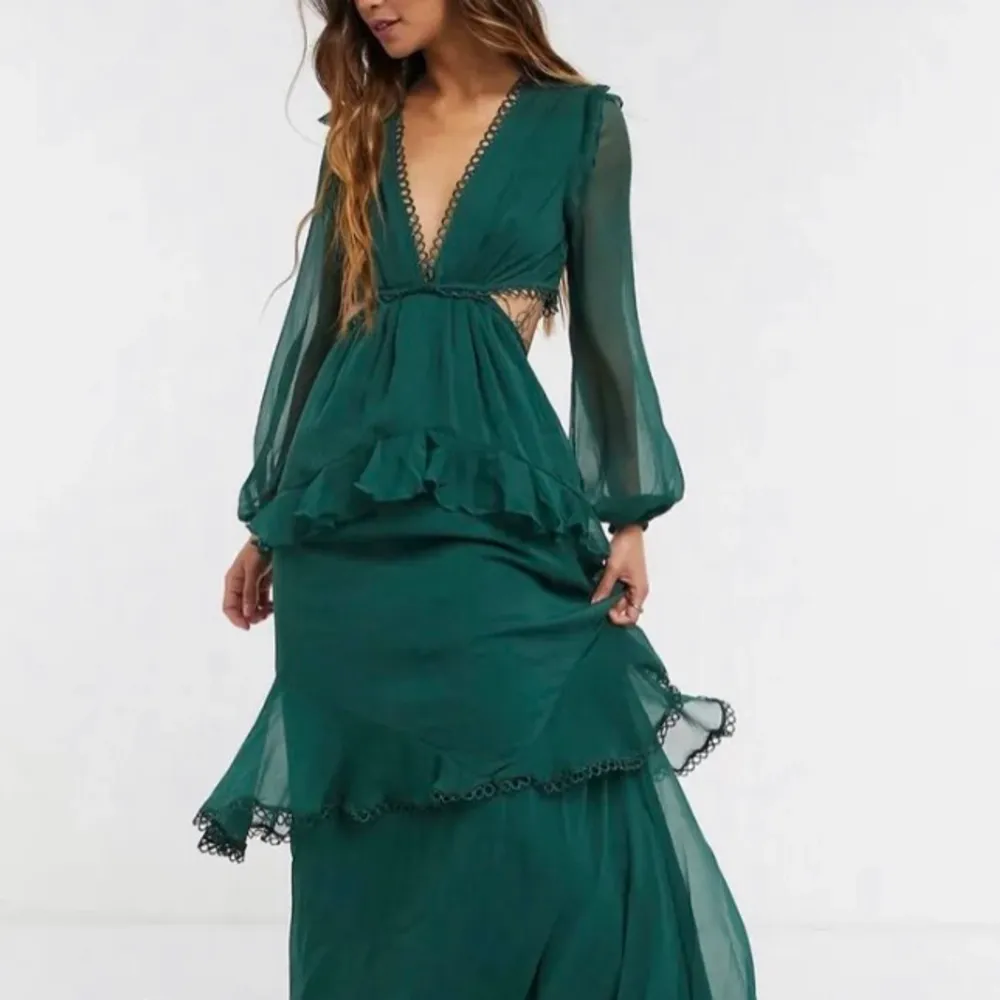 Säljer en långklänning  i en underbar mörkgrön färg, den har väldigt många vackra små detaljer och är i bra skick! Passar bra till bal, sittning eller närsomhelst då man vill va lite extra fin! (Jag kunde ha den med höga klackar, är 163) Nypris: 899. Klänningar.