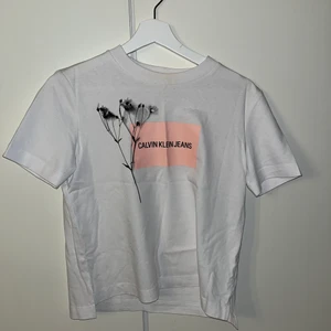 Calvin klein t-shirt 💗 - En vit och rosa tröja från Ck, helt oanvänd ❤️