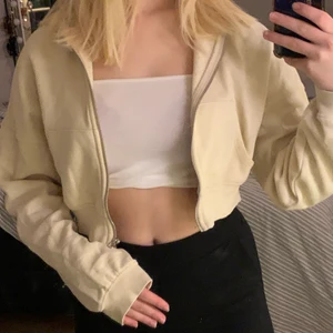 Cropad beige munktröja - Säljer en cropad dragkedjetröja i storlek S från SHEIN. Säljer för att den inte kommer till användning. Kloten står för frakten 💕