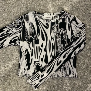 Långärmad topp  - Skitsnygg topp från weekday i storlek S, helt oanvänd. 100+ frakt! 