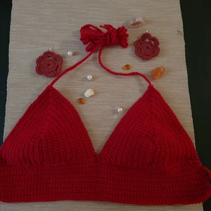 Virkade croptop  - Handgord röd croptop. Flera bilder kan skickas vid önskan. Passar B-C kupa. Toppen är justerbar och passar S/M