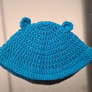 Virkad buckethat  - Inspirerad av care bears. Flera bilder kan skickas vi önskan