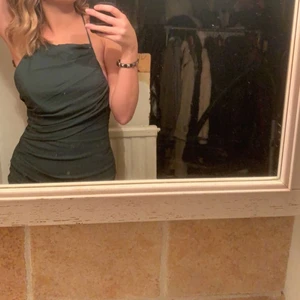 zara klänning! - zara klänning som är köpt i sommras som tyvärr blivit för liten för mig❤️först till kvarn!