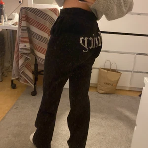 Juicy couture byxor  - Fint skick köpta i mars relativt använda. Är 167cm lång storlek S. Köparen står för frakten.💕