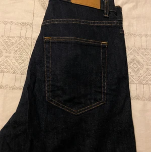 Jeans - Oversize jeans som är för långa på mig. Är herr byxor och  passar som M, möjligtvis L. Kontakta vid intresse eller frågor💕