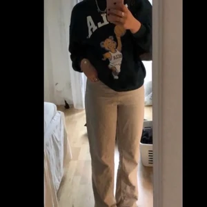 S/M - säljer denna fina tröjan/hoodie. är fett bekväm och mysig. används ett par gånger och är som nyskick. skriv för mer bilder.