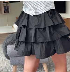 Volangkjol - Jätte fin kjol köpt här på plick men var lite för puffig för min smak💞💞 bilderna är från förra användaren!!