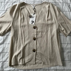 T-shirt - Beige t-shirt med knappar. Aldrig använd, nypris 399kr