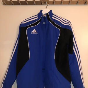 Träningsjacka - Mörkblå träningsjacka från Uppsala Flickorna med adidaslogga. 