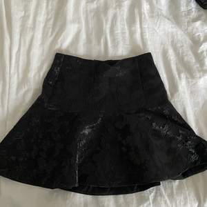 Svart kjol i bra skick med glitter detaljer från & Other stories i storlek 38. Kan skickas på en gång och gratis frakt😊