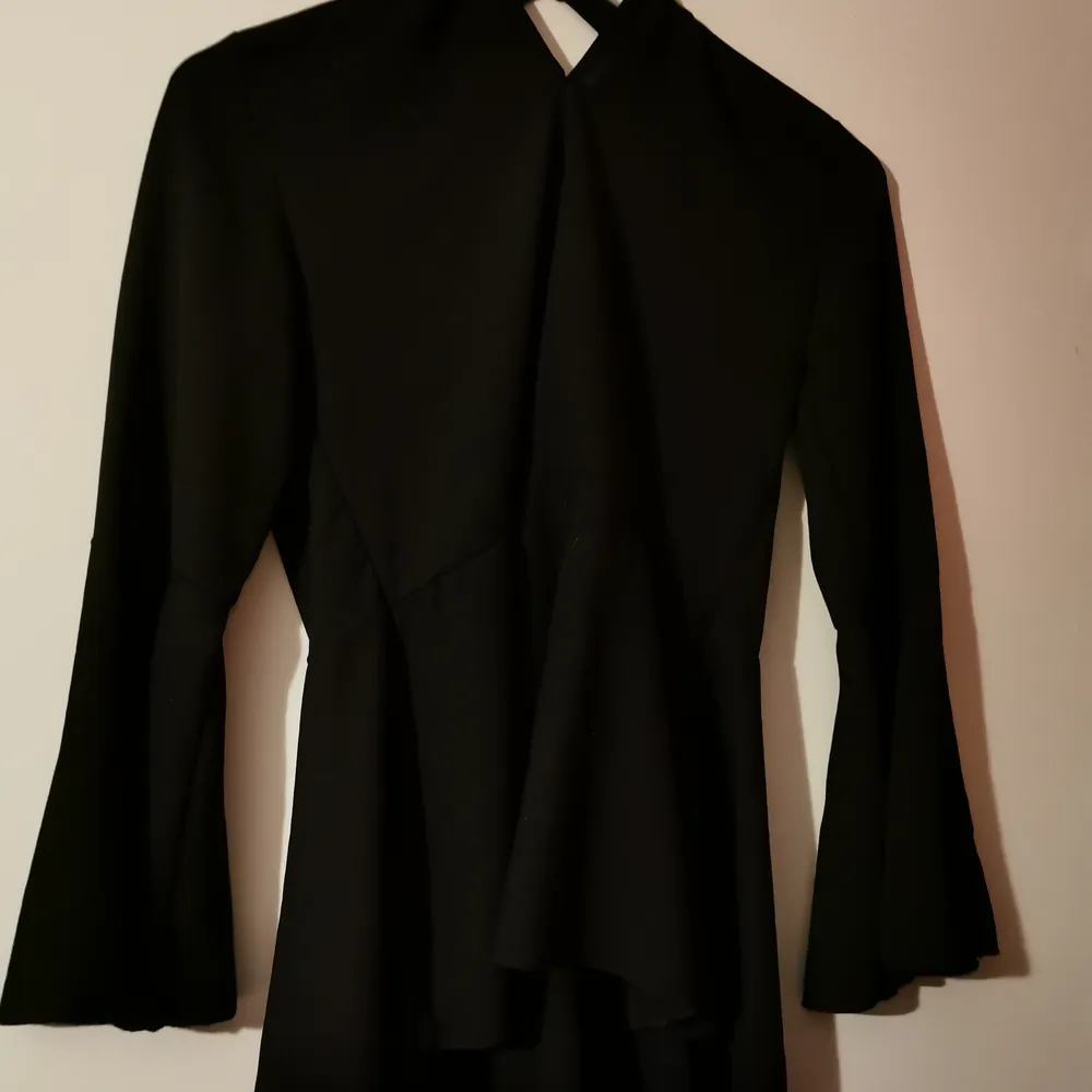 Helt ny blus från boohoo med knäppning i nacken och volang armar, super snygg. Storlek s/m men passar även large. . Puserot.