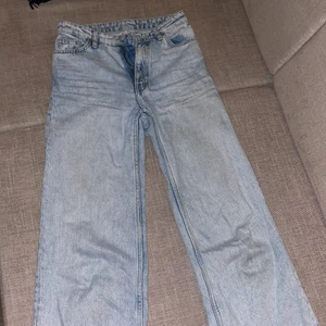 yoko jeans - säljer dessa superfina yoko jeans i ljusblå från monki som tyvärr har växt ur mig!💙 de är i strl 24 och är lite för korta för mig som är ca 170cm om man vill ha de långa!💙 de har små defekter såsom ett blått litet streck framme vid gylfen som knappt syns men jag ej har lyckats få bort och små slitningarna vid hälarna som inte heller märks!💙 köpte de för 400kr och är väl använda, säljs för 170kr+frakt!💙