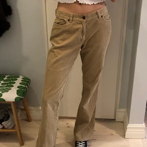 Manchesterbyxor ralph lauren low rise - Jättesnygga beige manchesterbyxor från Ralph Lauren som är vintage. Lågmidjade och lite utsvängda. Älskar dessa men tyvärr för stora. Märkta UK 8 men skulle säga en 36/38. Jag är 171 cm