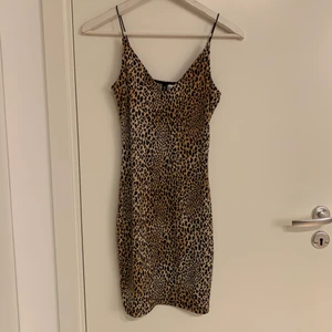 Leopardmönstrad klänning  - Leopardmönstrad klänning som är tajt från H&M i strl 34 (XS, men kan funka för S). 