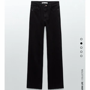 Raka jeans från Zara  - Populära raka, långa jeans från Zara! Oanvända, perfekt passform. Bra längd på mig som är 175 men går att klippa av till kortare! Storlek 38 obs! Svarta