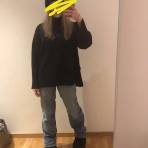 Mid Rise jeans full lenght - Superfina och sköna jeans från zalando. Använd ca 2ggr. Dom är i strl 34 men går bra att använda som 36 och 32. Frakt tillkommer❤️