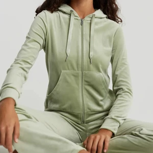 Grönt velour set - 💚Säljer ett ljusgrönt velour set från gina tricot i stl. M i båda delar och just nu är tröjan slutsåld på hemsidan. Inga skador då dom är väldigt sparsamt använda💚