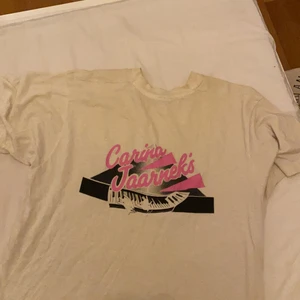 Oversized T-shirt med tryck på baksidan - Oversized T-shirt med ett tryck på ryggen, står xl men inte sååå stor, najs att gymma i tex