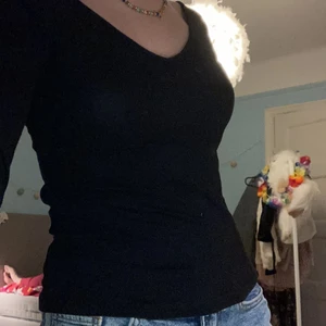 Tröja från monki i stolek S (small). - tajt men mysig tröja i svart, urringad med tunna band på ryggen. 