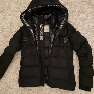 Moncler jacka - Säljer nu denna skit snygga moncler jacka i storlek 0. Jackan är äkta och skulle verkligen säga att den är i nyskick förutom en liten grej som jag kan skicka bild på vid intresse. Jag skulle säga att jackan passar allt mellan xxs-s. Kan även skicka fler bilder om så önskas!