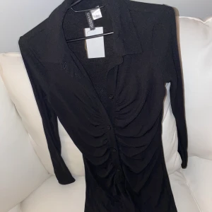 HM Klänning - Säljer denna fina klänning från HM. Helt ny och oanvänd, med prislapp kvar. I storlek S, pris 190kr 💕