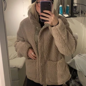 Teddy jacka  - Beige Teddy jacka. Mycket bra skick. Skriv vid frågor och funderingar. Pris kan diskuteras 🤎