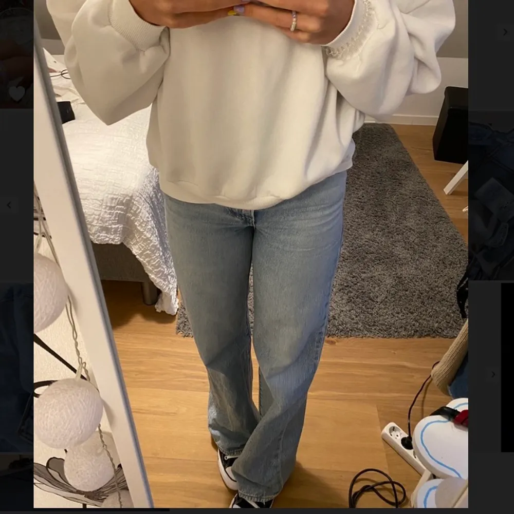 Säljer mina Levis wide leg ribcage jeans! Strl: W25 L34. I bra skick! Har lagt in ett resårband för att få de lite tajtare i midjan (se sista bilden). Detta kan dock enkelt tas bort om man skulle vilja! Ord. Pris: 1250kr.. Jeans & Byxor.