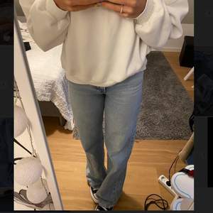 Säljer mina Levis wide leg ribcage jeans! Strl: W25 L34. I bra skick! Har lagt in ett resårband för att få de lite tajtare i midjan (se sista bilden). Detta kan dock enkelt tas bort om man skulle vilja! Ord. Pris: 1250kr.