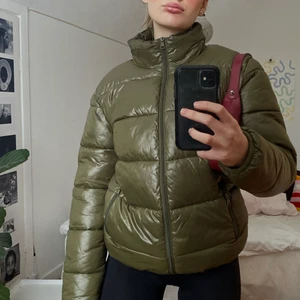 Jacka - Intressekoll på den här superfina gröna vinterjackan. Köpte nyss på secondhand och är jättebra skick! Skriv för fler bilder elr frågor💖💘