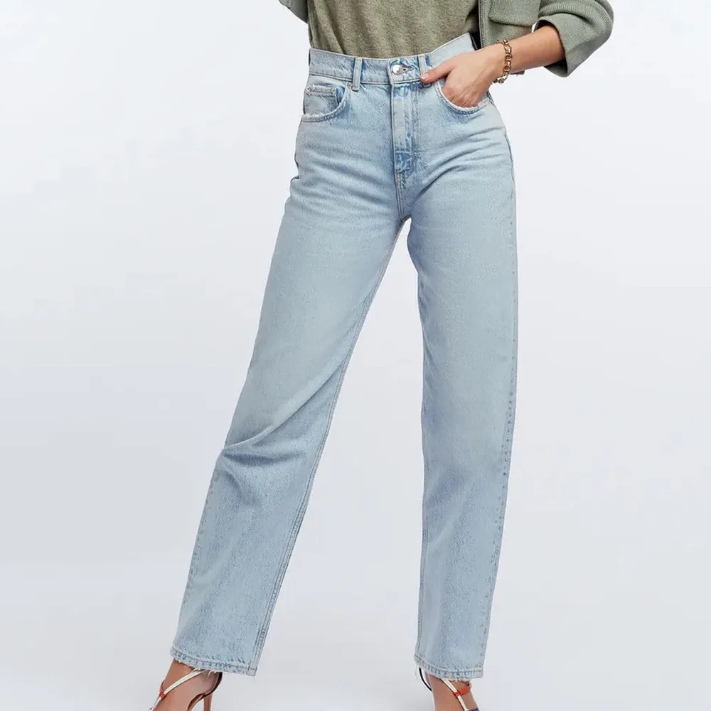 Ett par 90s high waist jeans, som sitter jättebra! Inga defekter alls, orginalpris 600 kr och säljer för 400 kr, vid snabb affär kan jag sänka priset 💓💓. Jeans & Byxor.