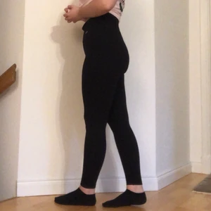 Tränings thights  - Svarta tights från Aimin. Ribbade med ganska hög midja. Söm vid rumpan och en liten silvrig bricka där det står aimin på framsidan. Väldigt bra skick. 