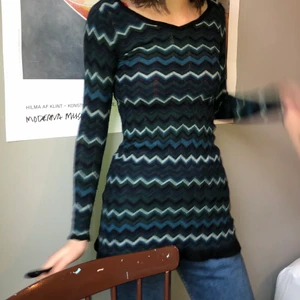 Lång långärmad tröja - Säljer min tröja som inte kommer till användning, den är i stickat material och sitter skitsnyggt på🤩 