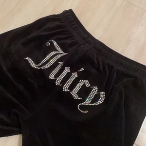 Juicy couture mjukisar - Jätte fina juicy couture byxor i storlek xs men ganska stora i storleken och väldigt stretchiga så skulle säga att de passar upp till M💕 köpta i JD sports för ca 800kr men drara ner priset eftersom att jag använt de nåra gånger, köparen står för frakt