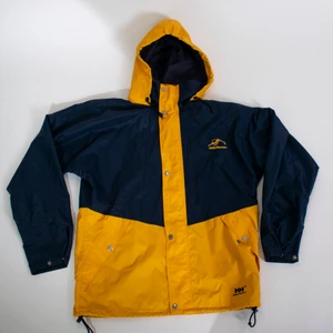 HELLY HANSEN Vindjacka - Gul vindjacka ifrån Helly Hansen. Jackan är i väldigt fint skick. Plagget är i storlek S (Herrstorlek) men den är ganska oversized. Kontakta oss för fler bilder eller om du har andra frågor!😊 