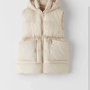 zara väst!! - säljer denna superfina zara västen som är perfekt till våren🧸aldrig använd så nyskick och är i färgen beige