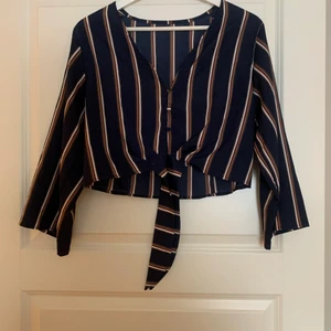 Randig blus - Randig blus från Shein. Ca storlek S, men kan även passa XS och M. Finns i Mölndal/Göteborg eller skickas med Postnord, köparen står för frakten.