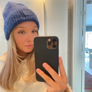 Mössa - Säljer denna fina blåa mössa från Carin Wester, köpt för 2 år sedan men är gott som ny utan defekter🤗 Skicka meddelande vid frågor/intresse