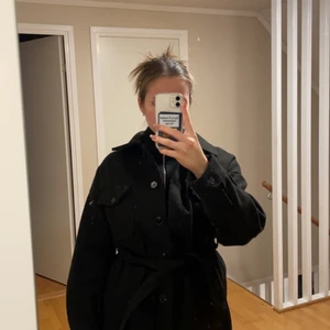 Kappa - Fin svart kappa från Nelly! Passar S-M i storlek. Bra skick lite knopprig i armarna bara. Älskar denna men dags för den att hitta ett nytt hem😊😍