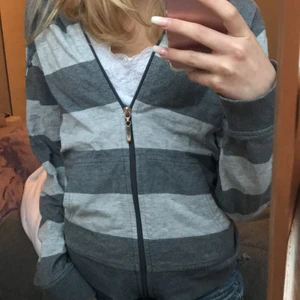 zip 💕💕 - Jättesnygg zip / hoodie / kofta / munkis. Den är grå och randig och bara  galet snygg!! Är inte säker på att sälja så vi får väl se hur högt budet blir 💕💕